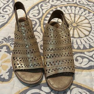 Gold metallic Sofft sandals